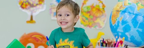 blije jongen tekenen bij de gastouder