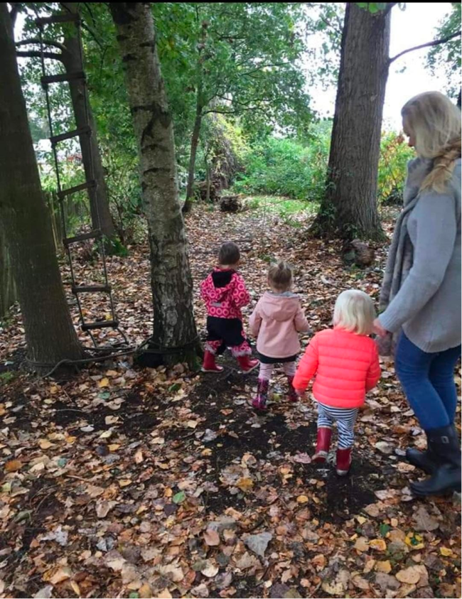 speeltuin bij Cora Wandelen op achterspeelplaats bij gastouder Cora in Haren